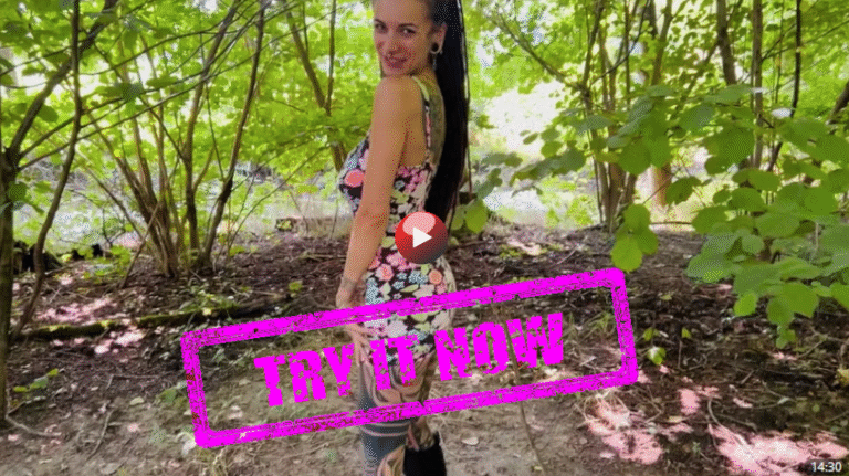 Aja Moon in buntem Kleid im Wald, freudig vor einem Date