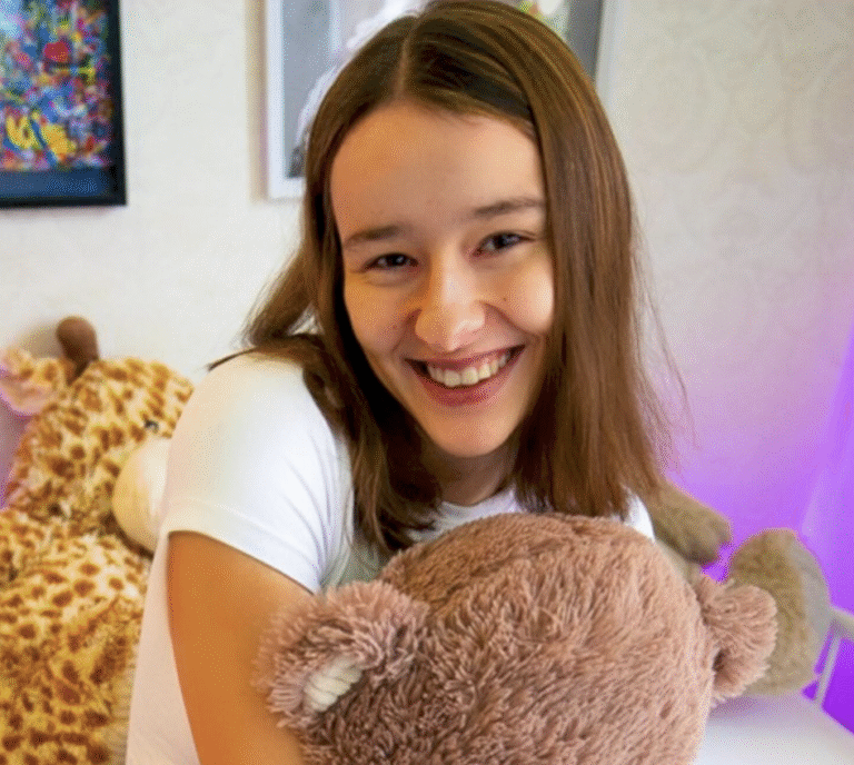 Nerdgirl Lena Blush süß mit Teddy