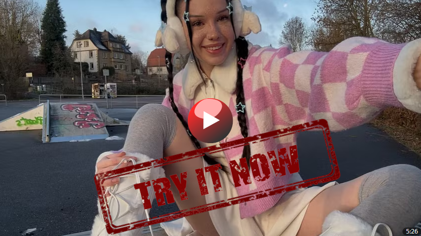 Cassandra, eine Teenagerin mit Zöpfen, sitzt auf einem Skaterpark und macht ein Selfie.