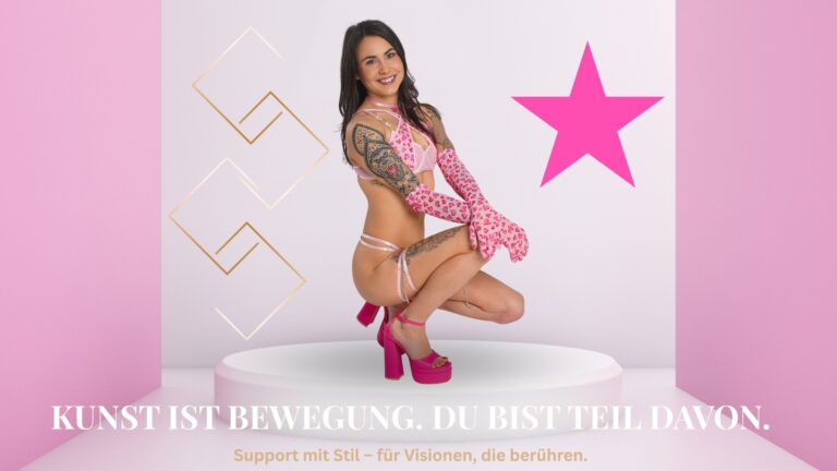 Jenny Stella in pinker Reizwäsche und High Heels, lächelnd in Hocke vor rosa Hintergrund