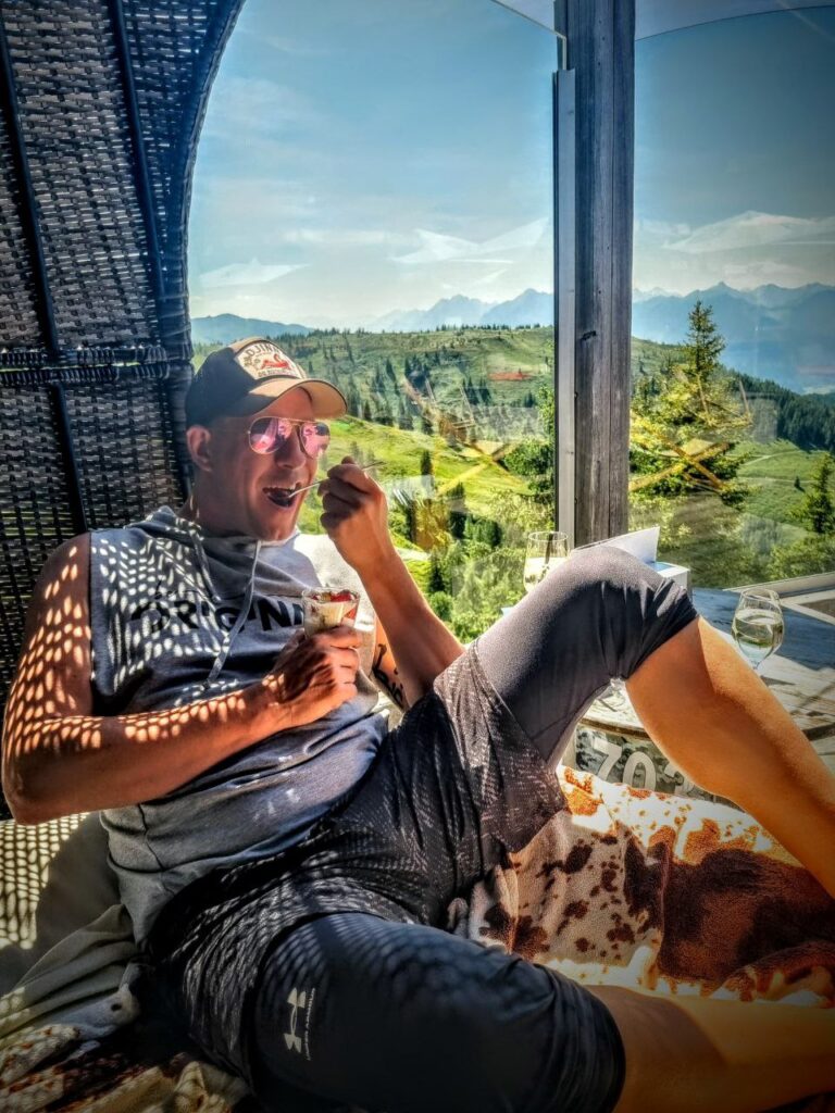 Larry Ragnarök Adler genießt Erdbeer-Tiramisu im Alpbachtal – Sexperte auf der Alm mit Blick auf die Tiroler Alpen. Ich liebe Busenwunder!