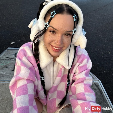 Cassandra Clasen mit verspieltem Lächeln im Skaterpark – Erotikmodel mit Nerd-Charme auf GirlsHub
