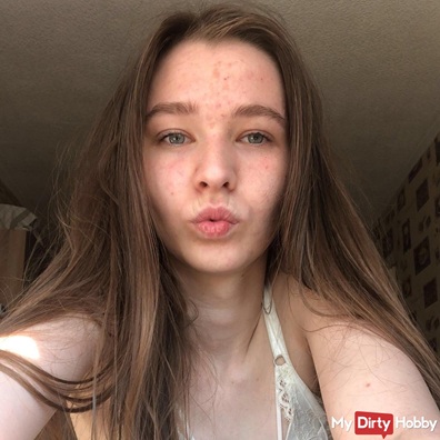 Emmi Hill, natürliches Nerd-Girl mit weißem BH und süßem Küsschen auf GirlsHub