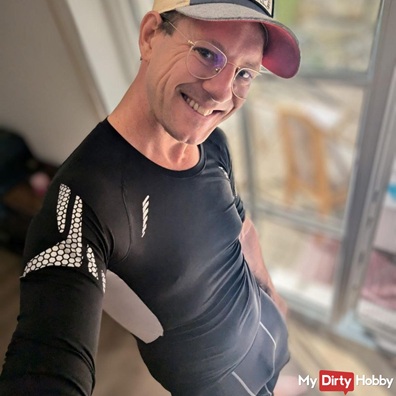 Larry Ragnarök Adler – Model Coach und Erotikautor mit Cap und Brille auf GirlsHub