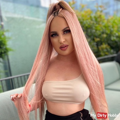 Maria Gail, pinkhaariges polnisches Party- und Kinky-Luder, posiert auf Dachterrasse mit Glaswänden und streicht sich durchs Haar – GirlsHub